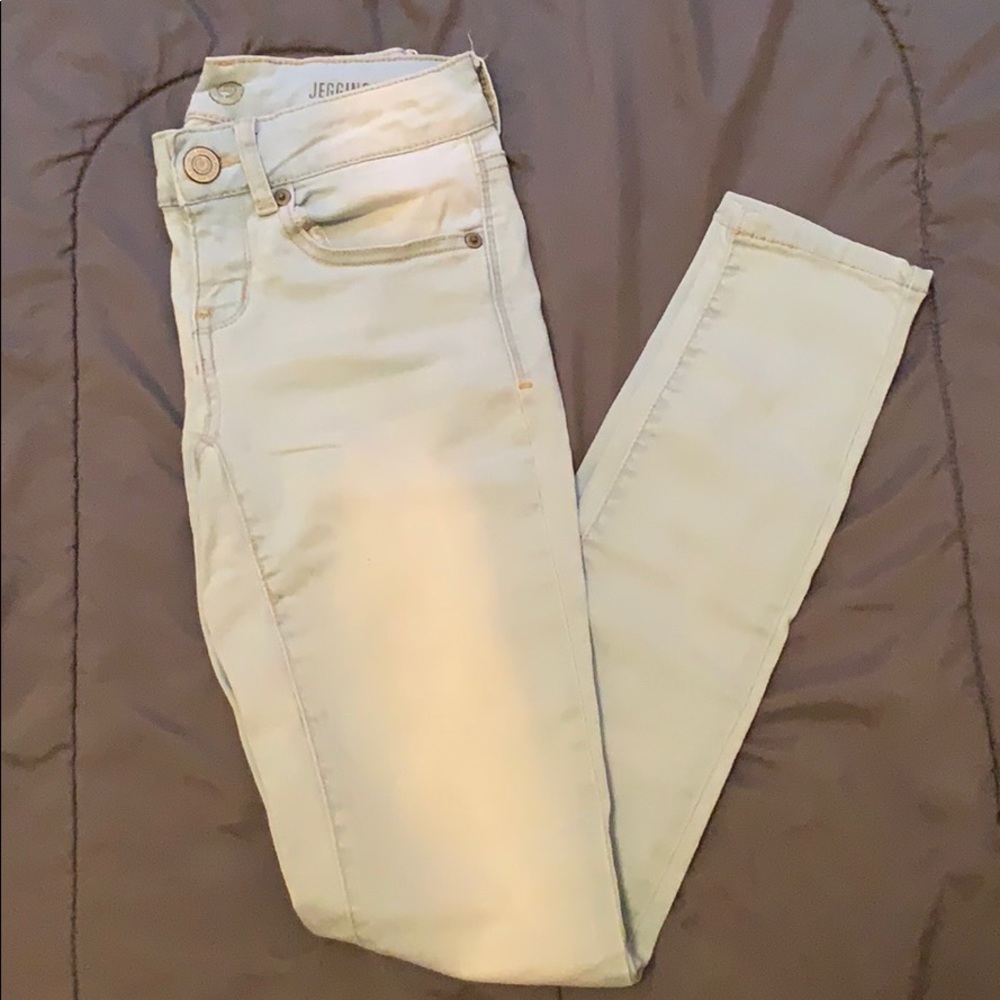 Light washed no ripped jeans